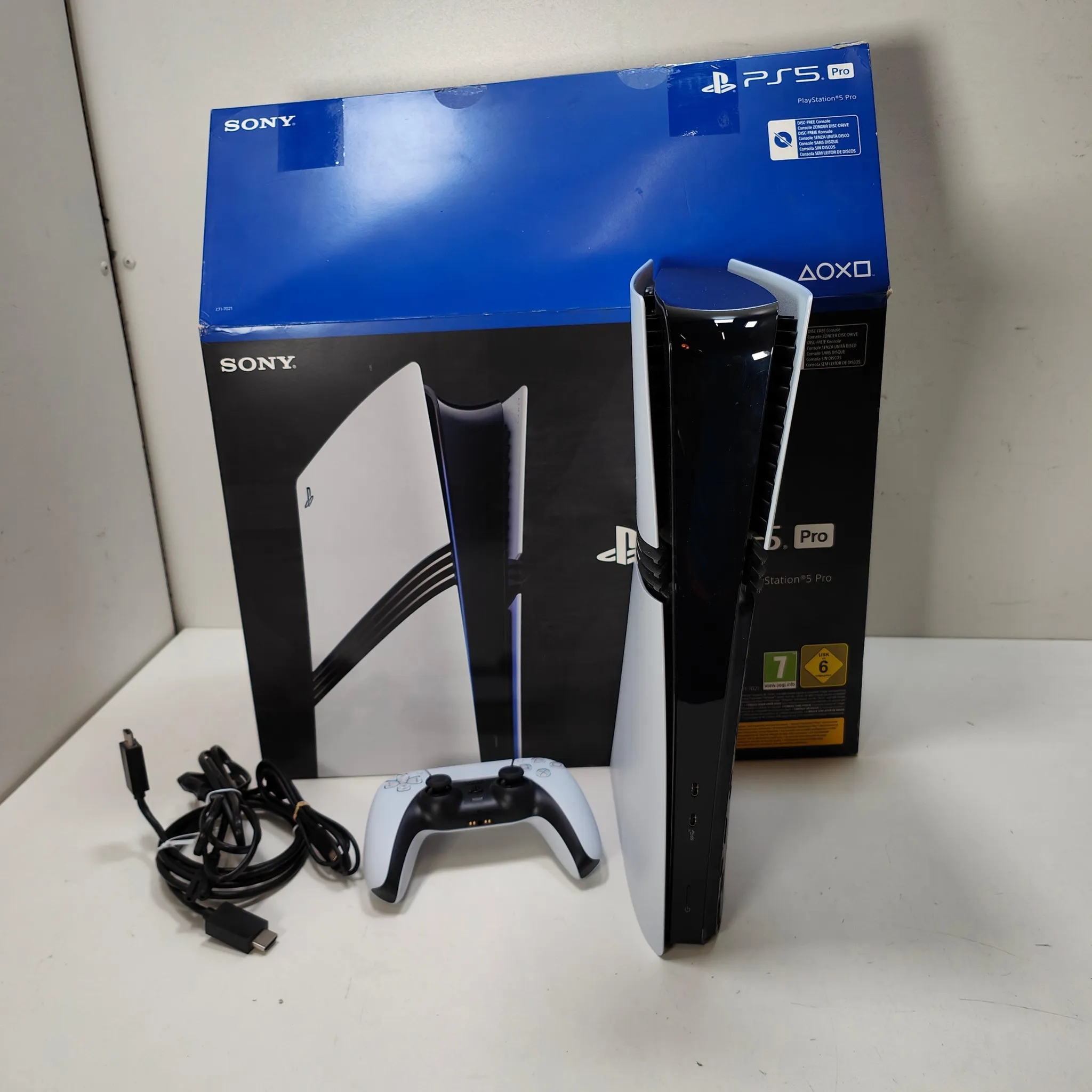 Sony PlayStation 5 Pro, 2 TB SSD, 120 Hz, Schwarz/Weiß – Bild 2